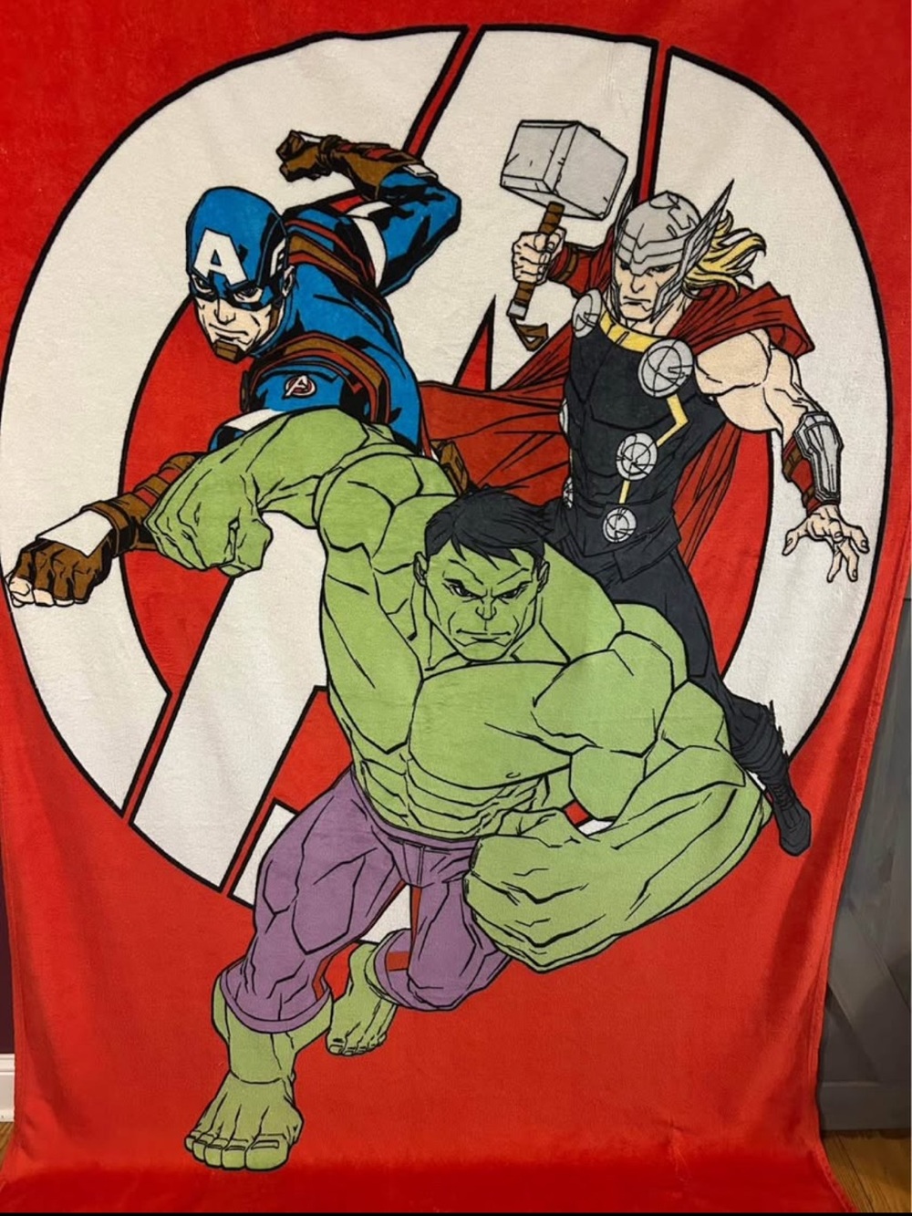 MARVEL Avengers with Captain America, Hulk and Thor blanket 60" × 90" red